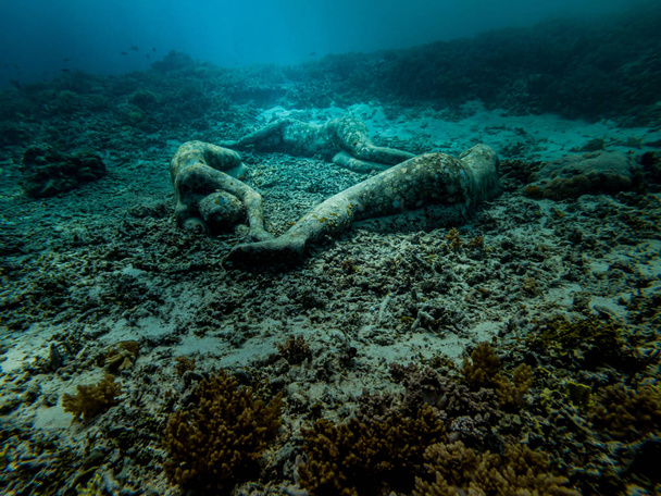 Unterwasserstatuen auf dem Meeresgrund in gili meno indones - Foto, Bild