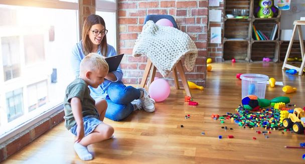 Giovane terapeuta che parla con bambino, consulente e correzione del comportamento in ufficio intorno ai giocattoli
 - Foto, immagini
