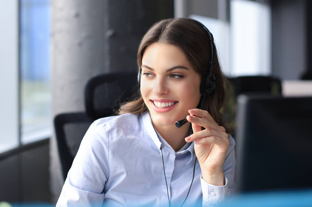 Woman customer support operator with headset and smiling. - Foto, Imagem