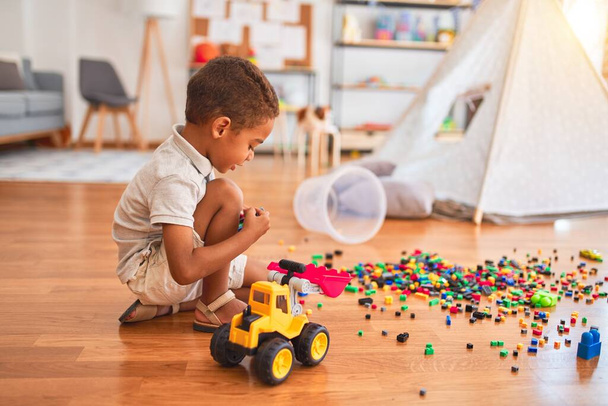 Beau bambin afro-américain jouant avec de petits blocs de construction à la maternelle
 - Photo, image