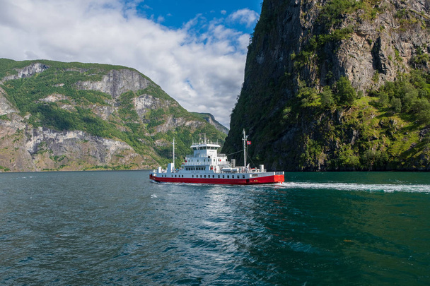 Sognefjord Norsko - červenec 2019: Loď na plavbě po Sognefjordu a Aurlandsfjordu, Norsko - Fotografie, Obrázek