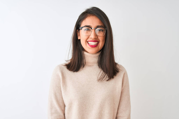 Китайка, одягнена в сенегальський светр і окуляри над ізольованим білим фоном з щасливим обличчям стоячи і посміхаючись з упевненою посмішкою, що показує зуби. - Фото, зображення