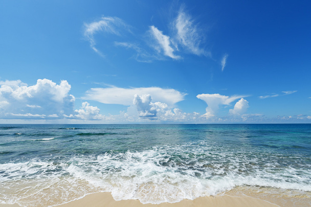 das kobaltblaue Meer und der blaue Himmel von Okinawa. - Foto, Bild