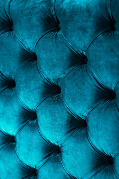 Синя розкішна велюрова стьобана оббивка диваном з гудзиками, елегантна
 - Фото, зображення