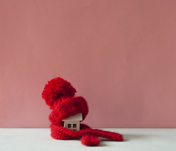 Close-up conceptuele miniatuur model huis met rode wol sjaal, h - Foto, afbeelding
