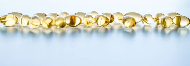 Vitamina D y oro píldoras Omega 3 para una dieta saludable nutrición, f
 - Foto, imagen