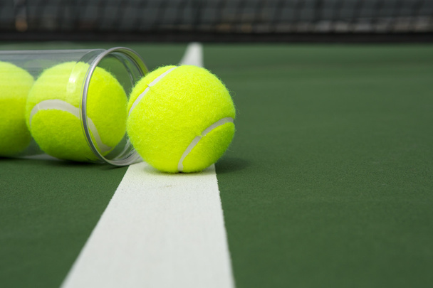 piłki tenisowe z kanistra - Zdjęcie, obraz