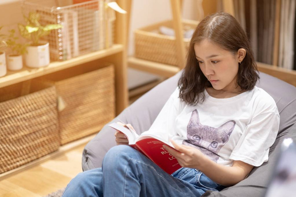 ein Mädchen liest ein Buch beim Verlassen des Zimmers  - Foto, Bild