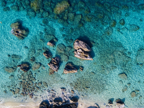 Tropea sahilinin hava manzarası, kristal berrak su ve sahilde ortaya çıkan kayalar. Calabria, İtalya. Yüzücüler, suda yüzen banyocular. Calabria kıyıları - Fotoğraf, Görsel