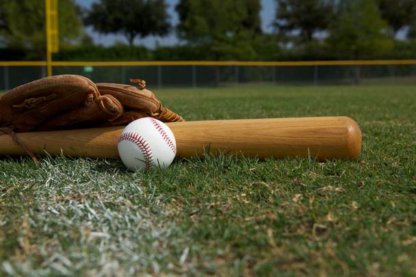 baseballová pálka a rukavice na hřišti - Fotografie, Obrázek