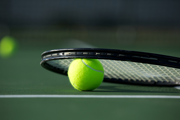 Tennis Ball and Racket on the Court - Foto, afbeelding