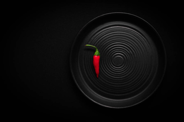 Zbliżenie okrągła czarna płyta ceramiczna z wzorem koła, czerwony f - Zdjęcie, obraz