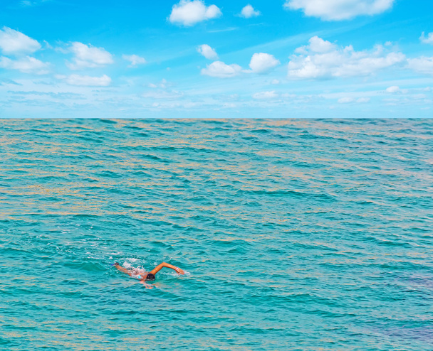 Lány úszik a tengerben - Fotó, kép
