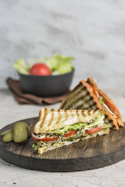Fresh tuna, tomato, pickle and lettuce sandwich on bread toast c - Zdjęcie, obraz