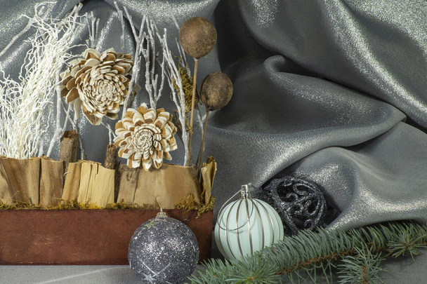 Kerstversiering met kegels en stof - Foto, afbeelding