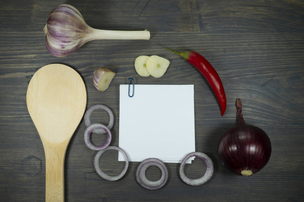 Ακατέργαστο κρεμμύδι, σκόρδο και τσίλι πιπέρι συνταγή έννοια - Φωτογραφία, εικόνα
