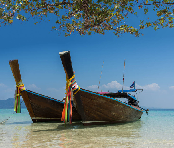 Thai boat longtail boat on the sea beach - Foto, afbeelding