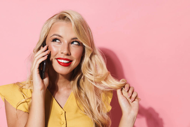Image of young woman smiling and talking on cellphone - Fotografie, Obrázek