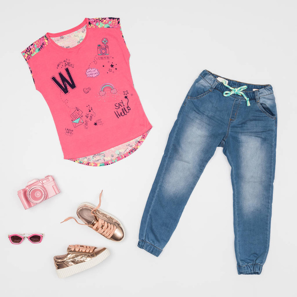 Fashion kleding - Jean set en korte mouw blouse voor meisjes; foto in neutrale achtergrond. - Foto, afbeelding