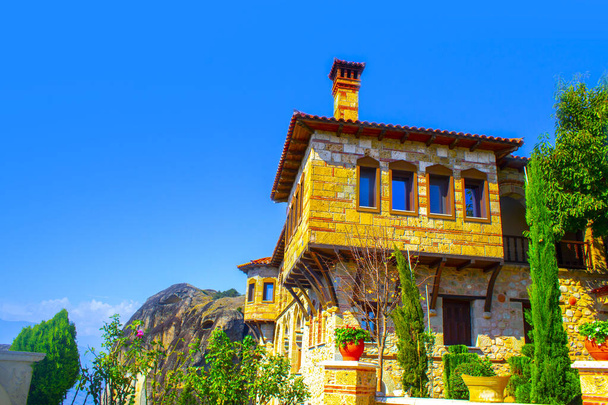 Kreikka rakennuksen parveke ulkopuolella vuoristo maisema
 - Valokuva, kuva