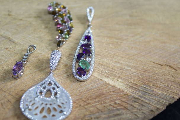 closeup prata pedantes jóias com pedras preciosas naturais e cristais
 - Foto, Imagem
