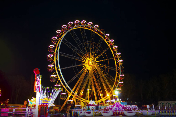 nacht carnaval carrousel ferris wiel - Foto, afbeelding