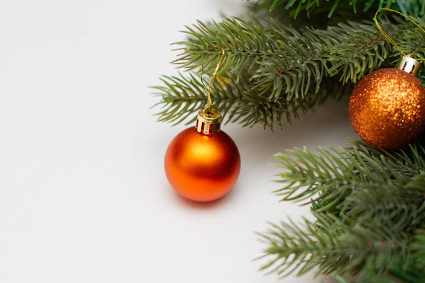 Золотий різдвяний м'яч на гілці ялинки
 - Фото, зображення