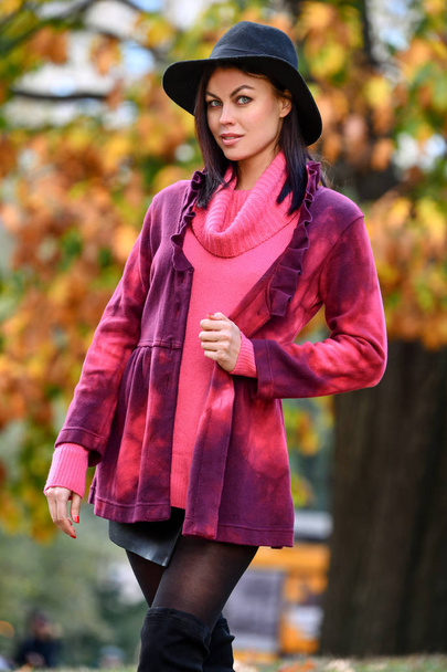 Beautiful stylish girl in park on a fall day. Outdoor fashion shoot with gorgeous Caucasian model. - Valokuva, kuva