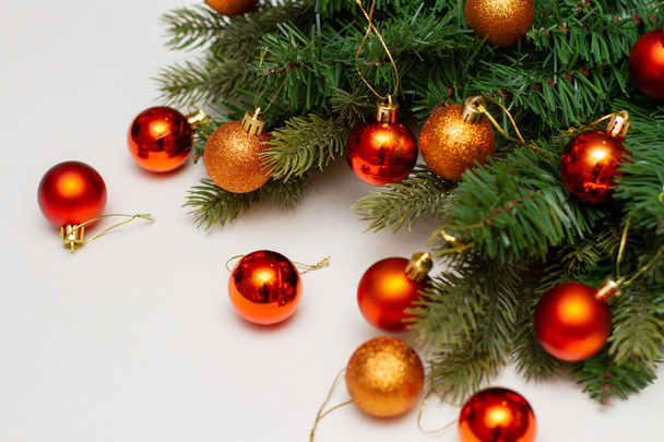 Χριστουγεννιάτικες μπάλες στο χριστουγεννιάτικο δέντρο έλατο πόδια - Φωτογραφία, εικόνα
