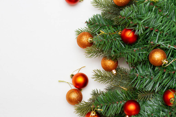Χριστουγεννιάτικες μπάλες σε κλαδιά ελάτης / επίπεδη lay - Φωτογραφία, εικόνα
