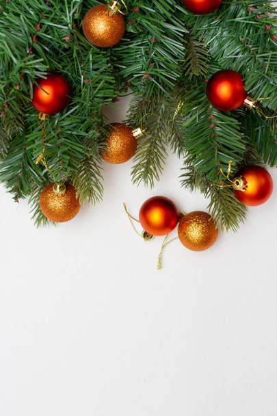 Bolas de Natal douradas nas patas de abeto da árvore de Natal. Vista superior
 - Foto, Imagem