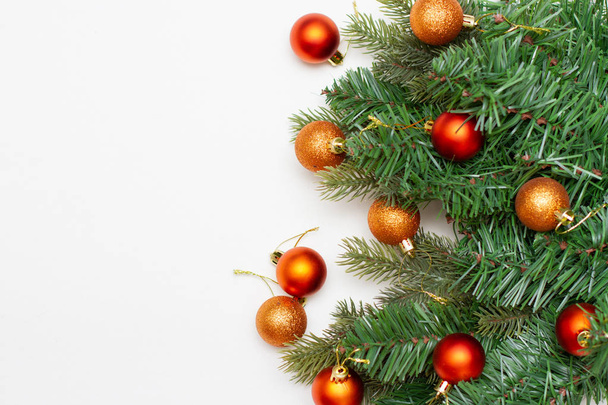 Bolas de Natal em patas de abeto. Vista superior flat lay. Composição do ano novo no fundo branco
 - Foto, Imagem