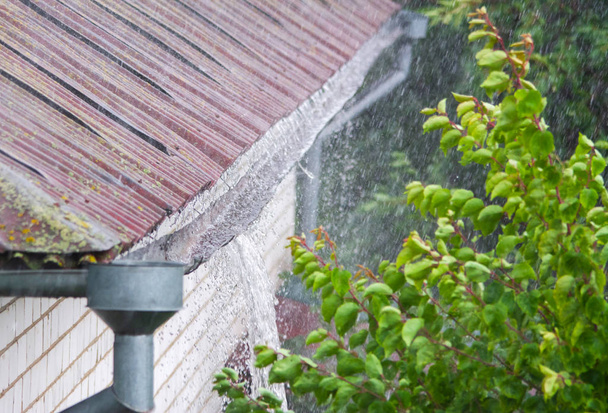 Крупним планом витікаючий дощовий жолоб, що переповнюється водою під час дощу
 - Фото, зображення