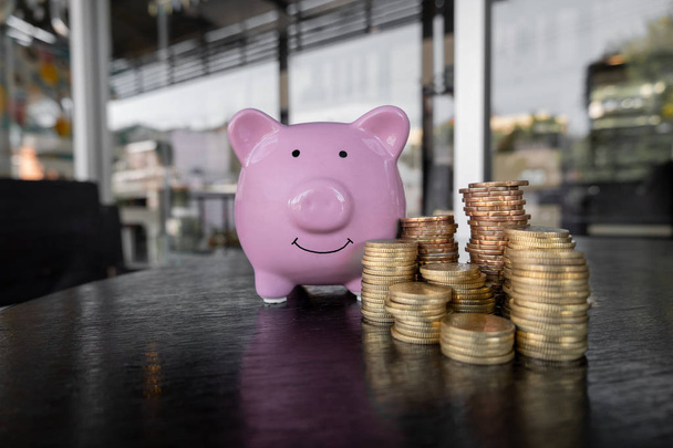 Różowy Skarbonka z stos monet, krok do wzrostu biznesu do sukcesu i oszczędności na emeryturę koncepcji - Zdjęcie, obraz