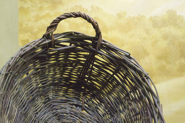 cesta étnica hecha a mano. Fondo círculo de mimbre
 - Foto, imagen