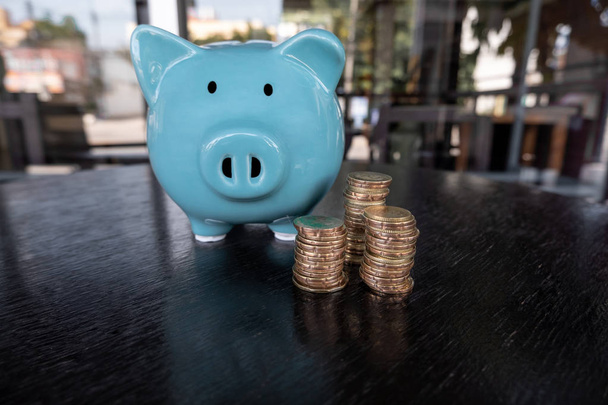 Niebieski Skarbonka z stos monet, krok do wzrostu biznesu do sukcesu i oszczędności na emeryturę koncepcji - Zdjęcie, obraz