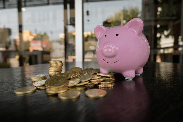 Roze spaarvarken met munten stapel, stap omhoog groeibedrijf naar succes en besparing voor pensioen concept - Foto, afbeelding