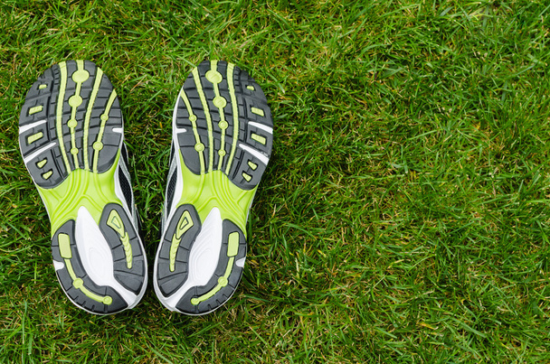 Zapatillas suelas sobre hierba
 - Foto, imagen