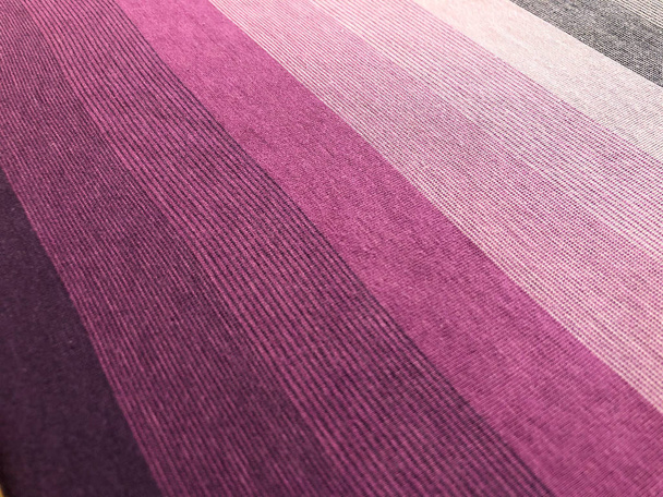 Sweatshirts mit violetten Streifen. gestreifter Pullover. Textur - Foto, Bild