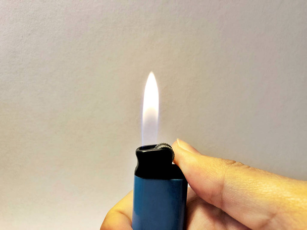 Main de briquets à gaz brûlants, Dispositif portable utilisé pour créer une flamme, Gros plan
 - Photo, image