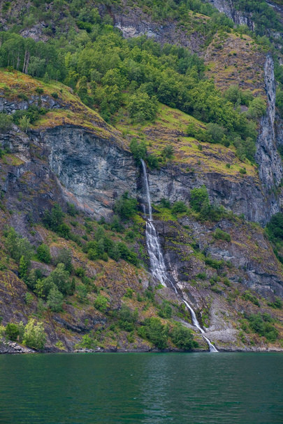chute d'eau en bordure du fjord Aurlands- site du patrimoine naturel classé par l'Unesco - en Norvège
 - Photo, image