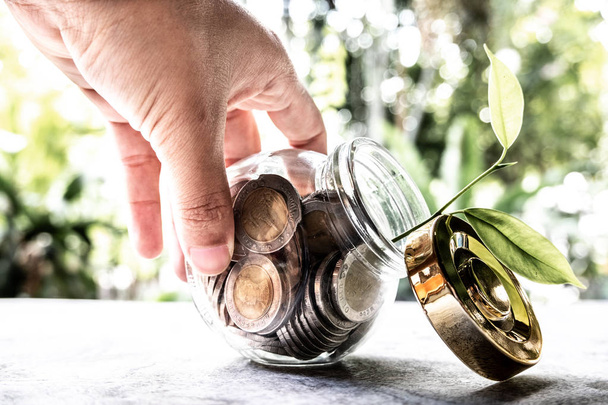 Стеклянная копилка и копилка с монетами. Планируйте свои сбережения, вести растущий бизнес для успеха и сбережений на пенсию
 - Фото, изображение