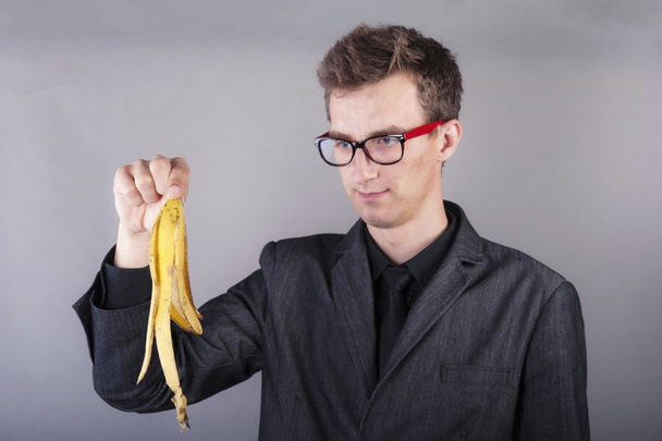Fiatal üzletember birtokolja a banán héja - Fotó, kép