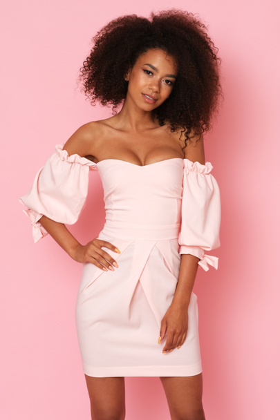 This afro-american model looks just gorgeous in that pink dress. - 写真・画像
