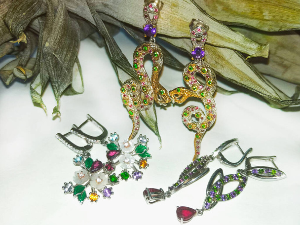 detailní stříbrné náušnice šperky s přírodním drahokamem a krystaly - Fotografie, Obrázek