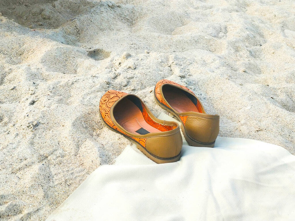 Scarpe da spiaggia da donna sulla sabbia. Vacanza estiva e concetto di vacanza. - Foto, immagini