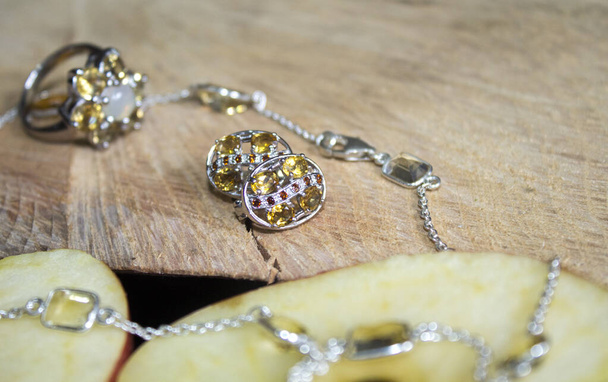 zbliżenie srebrne pierścienie biżuteria z naturalnego kamienia szlachetnego i kryształów - Zdjęcie, obraz