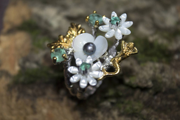 closeup anéis de prata jóias com pedras preciosas naturais e cristais
 - Foto, Imagem
