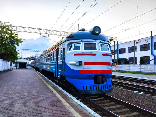 Железнодорожная станция с пассажирским поездом
 - Фото, изображение