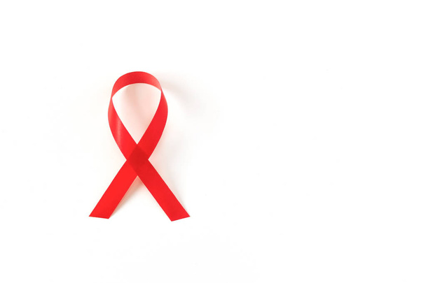 Welt-Aids-Tag am 1. Dezember mit roter Schleife, Kampagne hilft Menschen mit Hiv-Infektion. - Foto, Bild